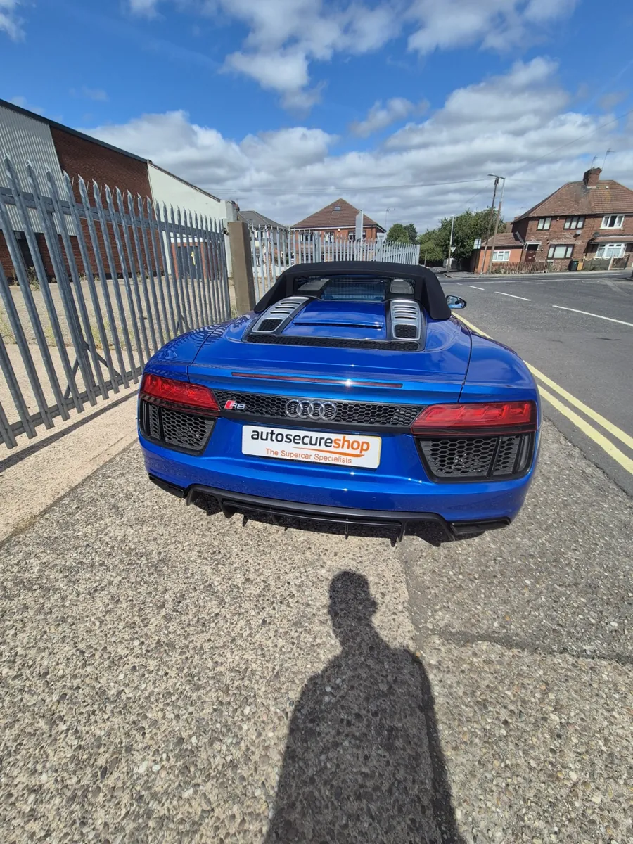 Blue Audi R8 Spyder with Autosecureshop display plate